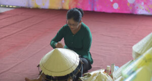 Trải nghiệm làm gốm, chằm nón lá và dệt thổ cẩm truyền thống tại Khu đền tháp Mỹ Sơn